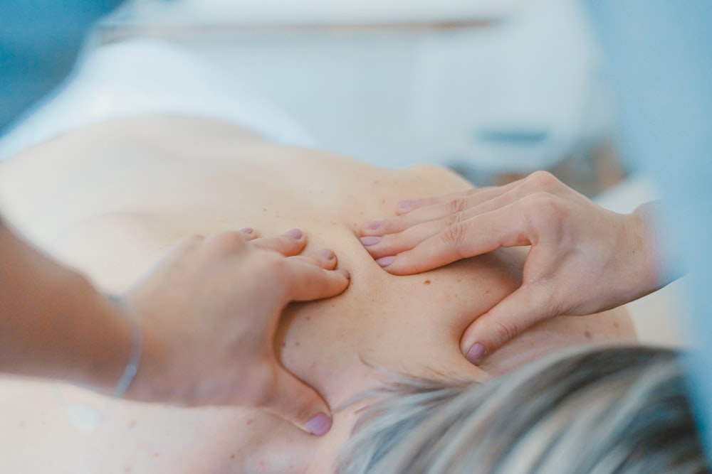 Séance d'ostéopathie en cabinet — assistant vocal pour la gestion des appels entrants du cabinet (patient non identifié)
